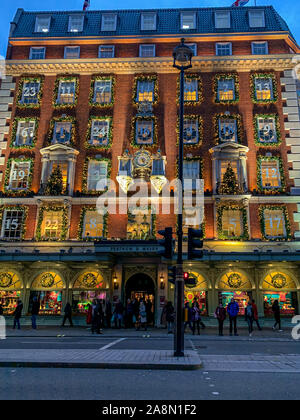 London, England - November 8th, 2019: Vorderansicht des Fortnum & Mason berühmten Tee Shop in London mit Weihnachtsschmuck und Leuchten Stockfoto