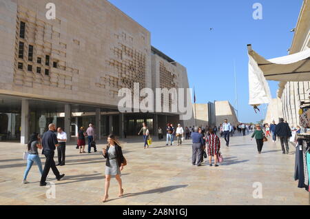 Menschenmassen in Parliament Square, Valletta Stockfoto