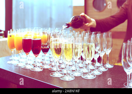 Barkeeper gießt Sekt in den Gläsern, Cocktails, getönten Bild Stockfoto