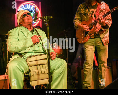 Blind Mississippi Morris spielen auf der Beale Street in Memphis, Tennessee bei Nacht. Diese Straße ist bekannt für seine blues Clubs. Stockfoto