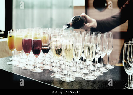 Barkeeper gießt Sekt in den Gläsern, Cocktails, getönten Bild Stockfoto