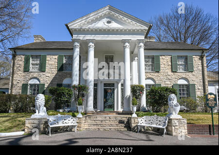 Graceland in Memphis. Das Herrenhaus wurde 1939 erbaut und später von Elvis Presley, die hier von 1957 - 1977 gelebt haben. Stockfoto