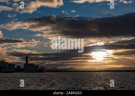 Dramatische Himmel über der kleine Hafen von Honningsvåg auf der Insel Magerøya, Nordkap, Finnmark, Norwegen Stockfoto