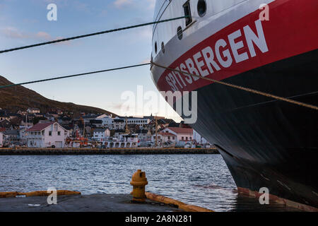 Hurtigruten Schiff MS Spitzbergen festgemacht am Kai in der kleine Hafen von Honningsvåg auf der Insel Magerøya, Nordkap, Finnmark, Norwegen Stockfoto