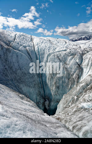 Gletschermühle des Root-Gletschers. Root Gletscher, Wrangell Mountains, Alaska, USA. Glacial Mill, Root Gletscher. Stockfoto