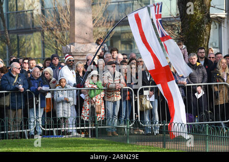 Brighton UK 10. November 2019 - Dieses Mitglied der Öffentlichkeit seine eigene Flagge auf der Trauerfeier am Brighton War Memorial statt mit einer Parade und Kranzniederlegung Zeremonie zu senken gebracht: Credit Simon Dack/Alamy leben Nachrichten Stockfoto