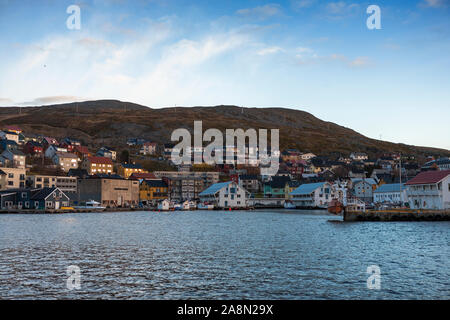 Der kleine Hafen von Honningsvåg auf der Insel Magerøya, Nordkap, Finnmark, Norwegen Stockfoto