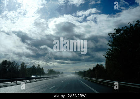 HEAVY RAIN AUF EINER AUTOBAHN - REGEN AUF DER STRASSE - Nasse Straße - Fahrt auf nasser Straße - Wetter - Autobahn - Wetter - Jahreszeit und Wetter © Frédéric BEAUMONT Stockfoto