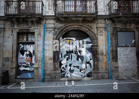 GUERNICA PICASSO-A STREET ART REPLIK VON PICASSO BERÜHMTE GEMÄLDE IN PAMPLONA - SPANIEN - SPANISCHE KÜNSTLER - STREET PHOTOGRAPHY © Frédéric BEAUMONT Stockfoto