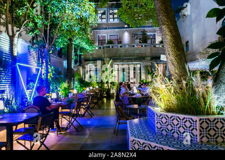 Shanghai, China, Außenterrasse, schickes chinesisch-französisches Restaurant „La Maison“, elegante Küche, modernes Design-Restaurant im Freien, zeitgenössische Küche Stockfoto