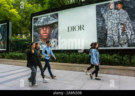 Shanghai, China, junge Frauen gehen, Straßenszenen, Luxuseinkäufe Dior Brand International Advertising Poster an der Wand, chinesische Teenager Shopping auf der Stadtstraße, Prestige Consumer Shopping Tourismus Mode, china Luxury Shopping [WP] Global Brand Shopping Stockfoto