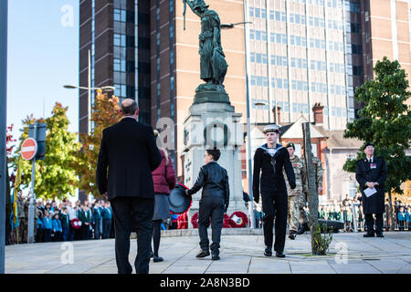 Veteranen und Zivilisten legen Riffe und Notizen Kondolenzschreiben an die Gefallenen am Tag der Erinnerung, Armistice Day Parade in der Innenstadt Stockfoto