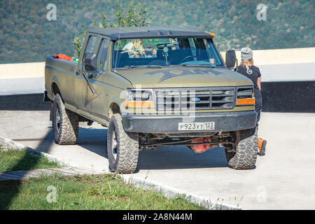 Krasnaja Poljana, Russland, 13. Oktober 2019: Militärische american car Ford steht auf dem Platz der Stadt. Stockfoto