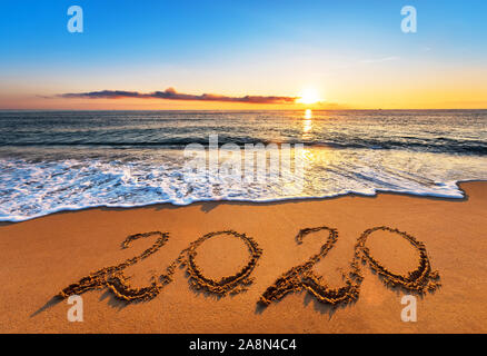 Anzahl 2020 am Meer Sand bei Sonnenaufgang geschrieben. Frohes Neues Jahr 2019. Stockfoto