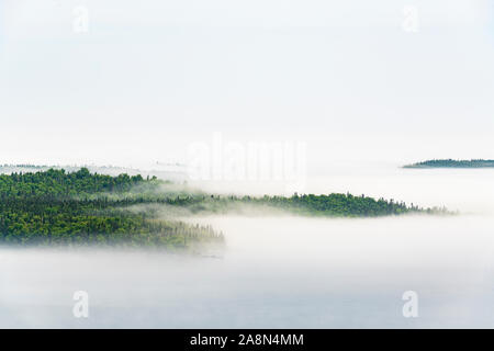 Nebel über den Lake Superior und Susie Inseln, Sommer, Grand Portage, MN, USA, von Dominique Braud/Dembinsky Foto Assoc Stockfoto