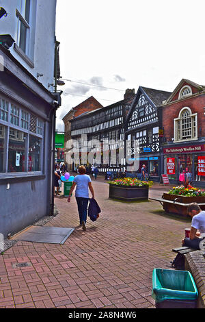 Ein Blick auf die alten Fachwerkhäuser in der High Street von Nantwich mit Crown Inn aus dem 16. Jahrhundert im Zentrum entfernt. Stockfoto