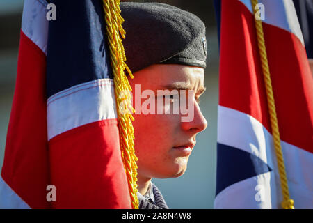 Saltcoats, UK. 10 Nov, 2019. 11 November 2019 Saltcoats, Ayrshire, UK. Mehrere hundert Menschen, darunter militärische Veteranen und Mitglieder des Luft-, See- und militärischen Kadetten, stellte sich heraus, ihren Respekt am lokalen Ehrenmal zu bezahlen. Credit: Findlay/Alamy leben Nachrichten Stockfoto