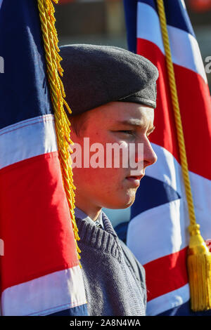 Saltcoats, UK. 10 Nov, 2019. 11 November 2019 Saltcoats, Ayrshire, UK. Mehrere hundert Menschen, darunter militärische Veteranen und Mitglieder des Luft-, See- und militärischen Kadetten, stellte sich heraus, ihren Respekt am lokalen Ehrenmal zu bezahlen. Credit: Findlay/Alamy leben Nachrichten Stockfoto