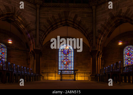 Innenansicht des angehobenen Chor des Basler Münster oder Kathedrale mit Glasfenster und leere Stühle. Ende der romanischen Architektur. Switzer Stockfoto