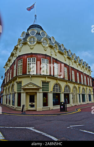 Die Taschen Herrenmode shop liegt im Zentrum der historischen Stadt von Nantwich. Es ist im französischen Barock und ist Grad II aufgeführt. Stockfoto