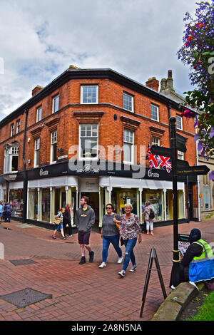 Bratts von Nantwich ist eine alteingesessene Modehaus an der Ecke Pfeffer Street im Stadtzentrum. Die Menschen flanieren vorbei. Stockfoto