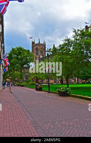 St Mary's Church Nantwich ist das älteste Gebäude in dieser alten Stadt, zurückgehend bis 14. Jahrhundert. Grad I aufgeführt. Hübsche Gärten. Stockfoto