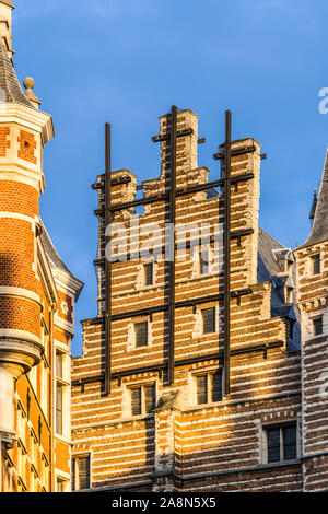 Alte holländische Gebäude im Stil der Fassade mit Bindern - Willem Ogierplaats, Antwerpen, Belgien. Stockfoto