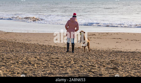 Bournemouth, Dorset UK. 10. November 2019. UK Wetter: Sonnig kalten Tag als Besucher gehen zum Meer den Sonnenschein und trockenes Wetter nach all den jüngsten Regenfällen zu machen. Credit: Carolyn Jenkins/Alamy leben Nachrichten Stockfoto