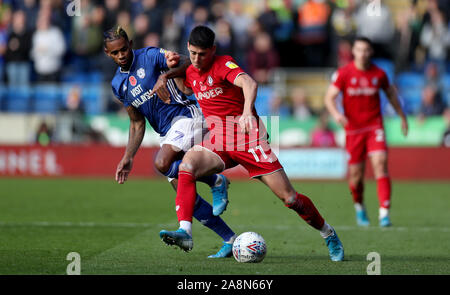 Cardiff City Leandro Bacuna in Aktion mit Bristol City Callum O'Dowda während der Sky Bet Championship Match in Cardiff City Stadium. Stockfoto