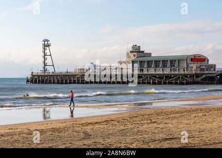 Bournemouth, Dorset UK. 10. November 2019. UK Wetter: Sonnig kalten Tag als Besucher gehen zum Meer den Sonnenschein und trockenes Wetter nach all den jüngsten Regenfällen zu machen. Credit: Carolyn Jenkins/Alamy leben Nachrichten Stockfoto