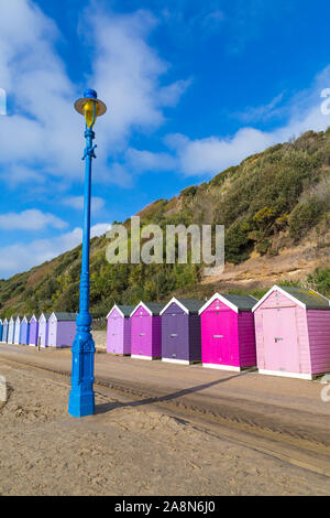 Bournemouth, Dorset UK. 10. November 2019. UK Wetter: Sonnig kalten Tag als Besucher gehen zum Meer den Sonnenschein und trockenes Wetter nach all den jüngsten Regenfällen zu machen. Credit: Carolyn Jenkins/Alamy leben Nachrichten Stockfoto