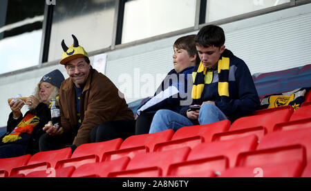 Allgemeine Ansicht Oxford United Fan vor dem FA Cup in der ersten Runde an der SKYEx Gemeinschaft Stadium, London. Stockfoto