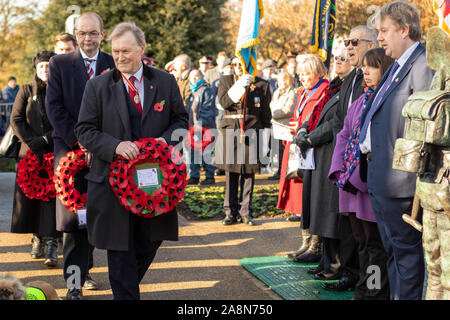 Southend On Sea, Großbritannien. 10 Nov, 2019. Sir David Amess und James Dudderidge legen Kränze am Kriegerdenkmal. Der Tag des Gedenkens an die Southend Kenotaph, Clifftown Parade, vor dem Lutyens entworfen war Memorial. Der Service wird durch lokale Würdenträger, darunter die Bürgermeister Southend und sowohl lokale Abgeordnete, Sir David Amess und James Dudderidge besucht. Penelope Barritt/Alamy leben Nachrichten Stockfoto