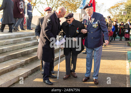 Southend On Sea, Großbritannien. 10 Nov, 2019. Der Tag des Gedenkens an die Southend Kenotaph, Clifftown Parade, vor dem Lutyens entworfen war Memorial. Der Service wird durch lokale Würdenträger, darunter die Bürgermeister Southend und sowohl lokale Abgeordnete, Sir David Amess und James Dudderidge besucht. Penelope Barritt/Alamy leben Nachrichten Stockfoto