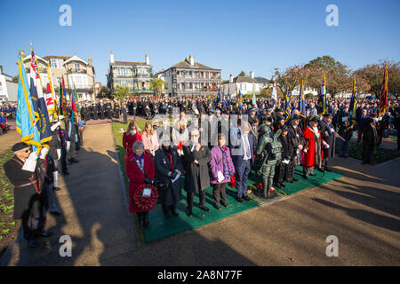 Southend on Sea, Großbritannien. November 2019. Zivilgesellschaftliche und militärische Angehörige treffen sich in Southend-on-Sea zu einer öffentlichen Gedenkfeier. Zu den Teilnehmern zählen Veteranen, Flaggenträger, die beiden lokalen Abgeordneten Sir David Amess und James Duddridge. Und Bewohner, die mit Kränzen Tribut zahlen. Die Veranstaltung findet in einer Gemeinschaftsumgebung unter klarem Himmel mit feierlicher Reflexion und patriotischer Symbolik statt. Penelope Barritt/Alamy Live News Stockfoto