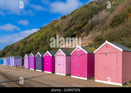 Bournemouth, Dorset UK. 10. November 2019. UK Wetter: Sonnig kalten Tag als Besucher gehen zum Meer den Sonnenschein und trockenes Wetter nach all den jüngsten Regenfällen zu machen. Credit: Carolyn Jenkins/Alamy leben Nachrichten Stockfoto