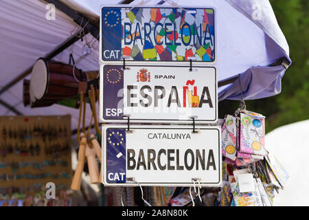 BARCELONA, SPANIEN - 21. OKTOBER 2019: Politisch getönte Namensschilder von Spanien und Barcelona auf der berühmten Ramblas, dem die meisten touristischen Ort im zu sein Stockfoto