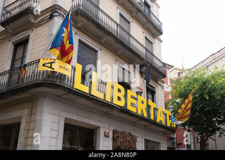 Girona, Spanien - Oktober 22, 2019: Katalonien Unabhängigkeitsfahnen auf Balkonen. Die katalanische Unabhängigkeitsbewegung ist eine politische Bewegung historisch de Stockfoto