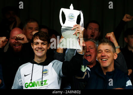 Dover, Großbritannien. 10. November 2019. Dover Athletic Fan feiert sie mit der FA Cup während der FA Cup in die erste Runde zwischen Dover athletischen und Southend United an Crabble athletische Boden, Dover, England Gewinn am 10. November 2019 Credit: Aktion Foto Sport/Alamy leben Nachrichten Stockfoto