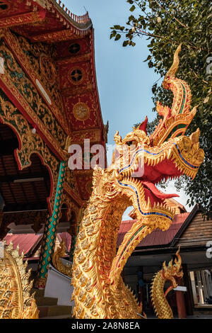 Dragon Guard Statue am thailändischen buddhistischen Tempel Eingang Stockfoto