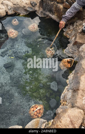 Kochen Eier in natürlichen heißen in Chae Sohn Nationalpark, Thailand Stockfoto