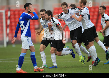 Gateshead, Großbritannien. 10. November 2019. Der gateshead Liam Agnew feiert nach zählen während der FA Cup Match zwischen Gateshead und Oldham Athletic an der Gateshead International Stadium, Gateshead am Sonntag, den 10. November 2019. (Credit: Mark Fletcher | MI Nachrichten) das Fotografieren dürfen nur für Zeitung und/oder Zeitschrift redaktionelle Zwecke verwendet werden, eine Lizenz für die gewerbliche Nutzung Kreditkarte erforderlich: MI Nachrichten & Sport/Alamy leben Nachrichten Stockfoto