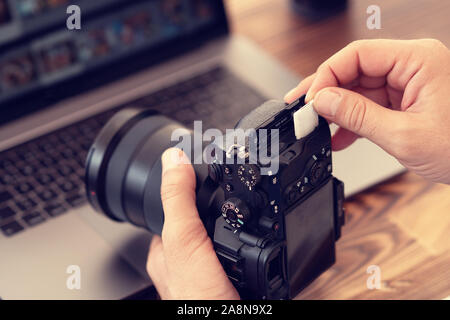 Fotograf Einsetzen oder Entfernen einer Speicherkarte in professionelle Kamera. Stockfoto