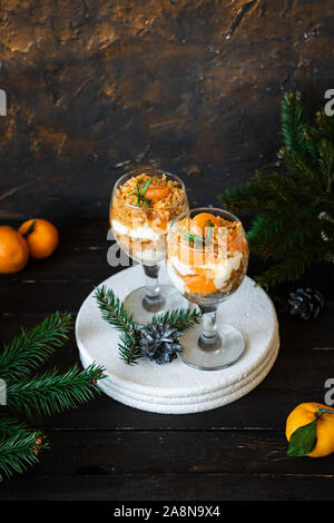 Citrus Kleinigkeit mit Karotte Keks und frische Mandarinen in einem Glas. Weihnachten portioniert Dessert auf der festlichen Tafel. Stockfoto