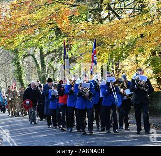 10. November 2019 neue Mühlen, Derbyshire. Eine Band führt die Erinnerung Tag der Parade bis St Mary's Road von St George's Parish Church in die Gedenkstätte in der Lea Park. Stockfoto