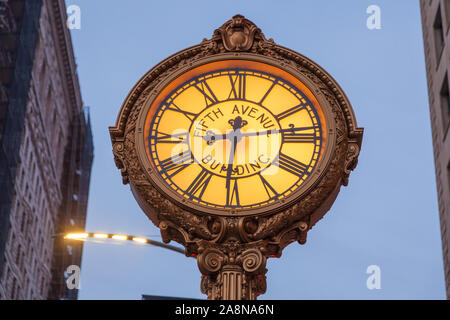 Fifth Avenue Golden Street, New York City, Vereinigte Staaten von Amerika. Stockfoto