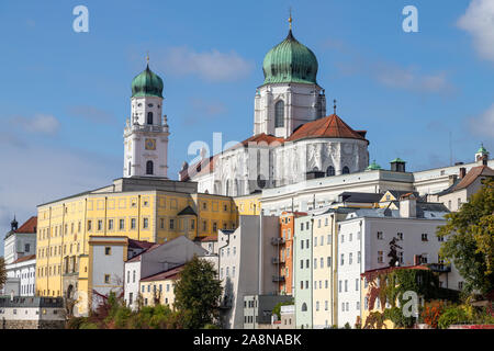 Blick auf die Türme von St. Stephen's Cathedral (Dom St. Stephan in Passau, Bayern, Deutschland Stockfoto