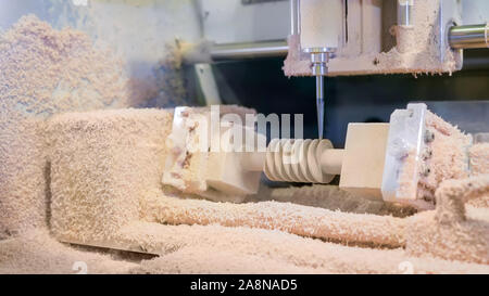 CNC-Gravuren - Fräsen Maschine während der Arbeit Stockfoto