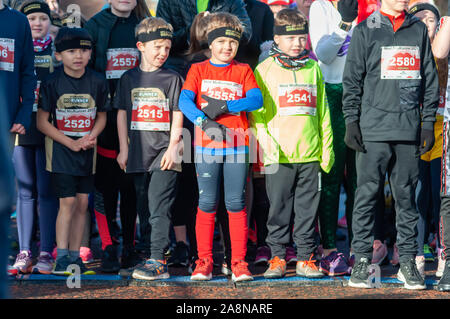 Glasgow, Schottland, Großbritannien. 10. November 2019. Läufer an der Startlinie an MoRunning, die eine Reihe von 1,5 km, 5 km und 10 km Läufe statt, an 24 Standorten in ganz Großbritannien und Irland im November zugunsten der "Movember"-Stiftung, die Mittel für die Gesundheit des Mannes. Dieses Jahr ist es ihr 10-jähriges Bestehen feiern und hat mehr als £ 1.000.000 erhöht. Diese Ereignisse, Kapital für die größten gesundheitlichen Probleme mit Männern, die Prostatakrebs, Hodenkrebs, psychische Gesundheit und Selbstmord konfrontiert. Credit: Skully/Alamy leben Nachrichten Stockfoto