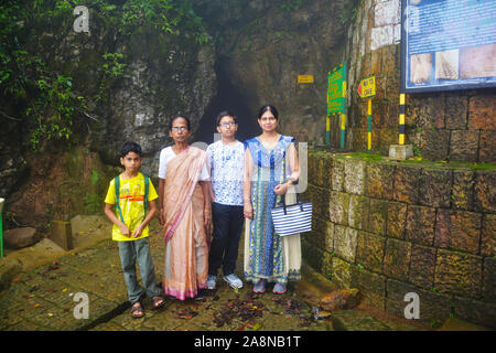 Eine indische Familie, bestehend aus Mutter, Tochter und Söhne vor den Höhlen von Cherrapunjee ökologisches Projekt posiert als sohra Plateau Bekannt Stockfoto